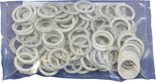 Packung mit runden Dichtscheiben von Bosch, die in einer transparenten Plastiktüte aufbewahrt sind. Die Scheiben sind in neutraler Farbe und haben einen flachen, einfachen Aufbau.